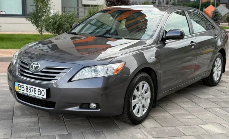 Лише 37 тисяч км за 17 років: у Києві продають Toyota Camry XV40 (фото)